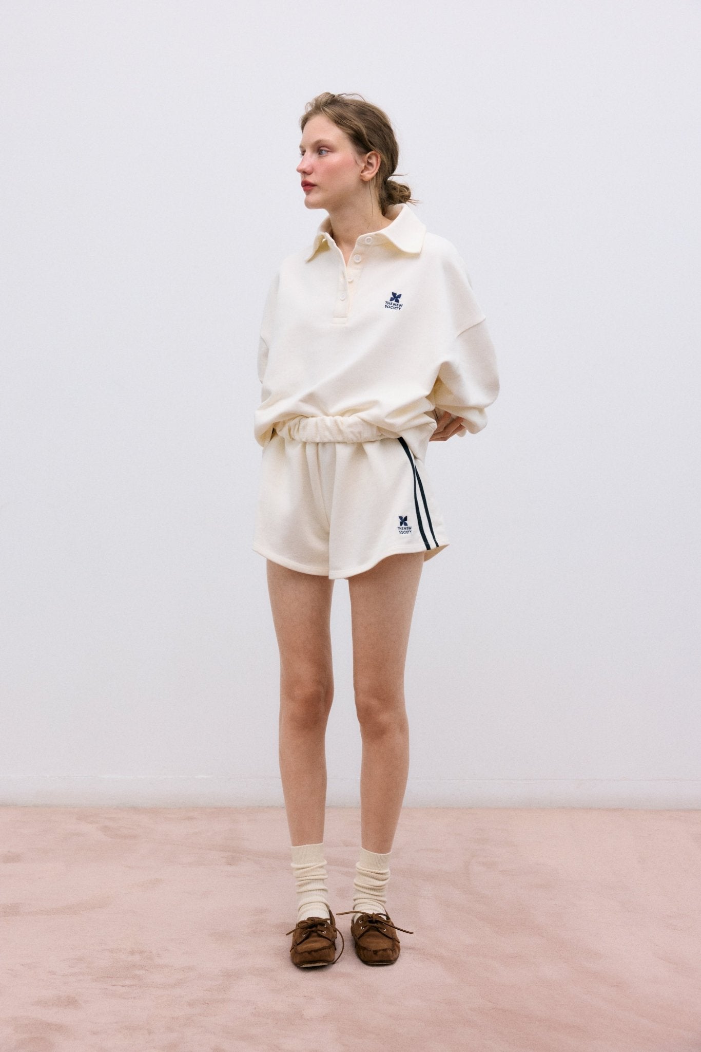 Pantalones cortos de corte largo para mujer confeccionados en suave felpa de algodón, diseñados para ofrecer comodidad y un estilo sencillo para el día a día.