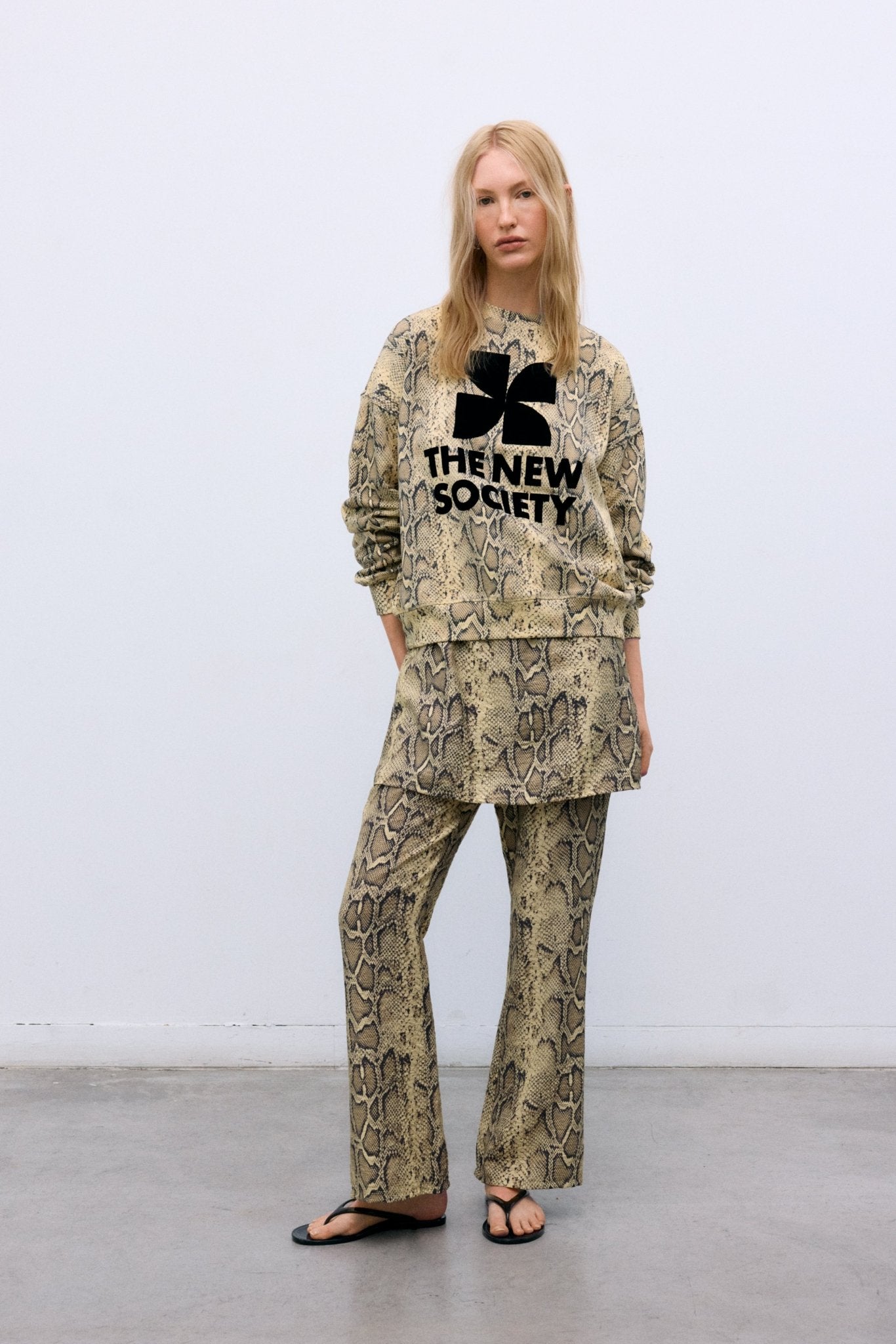 Women’s sweatshirt featuring the new collection logo. Made from cotton with elastane for added comfort and flexibility.