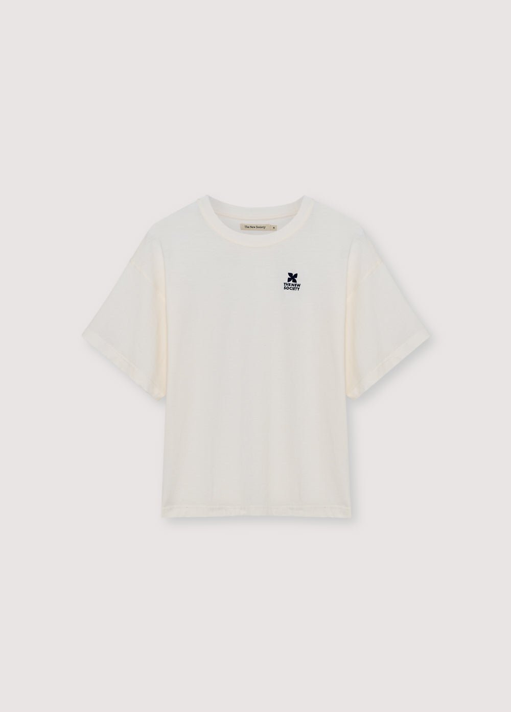 快適でリラックスした感触のソフトウォッシュコットン T シャツ。リブ編みのクルーネックと前面にコントラストのあるプリントのブランドロゴが特徴です。