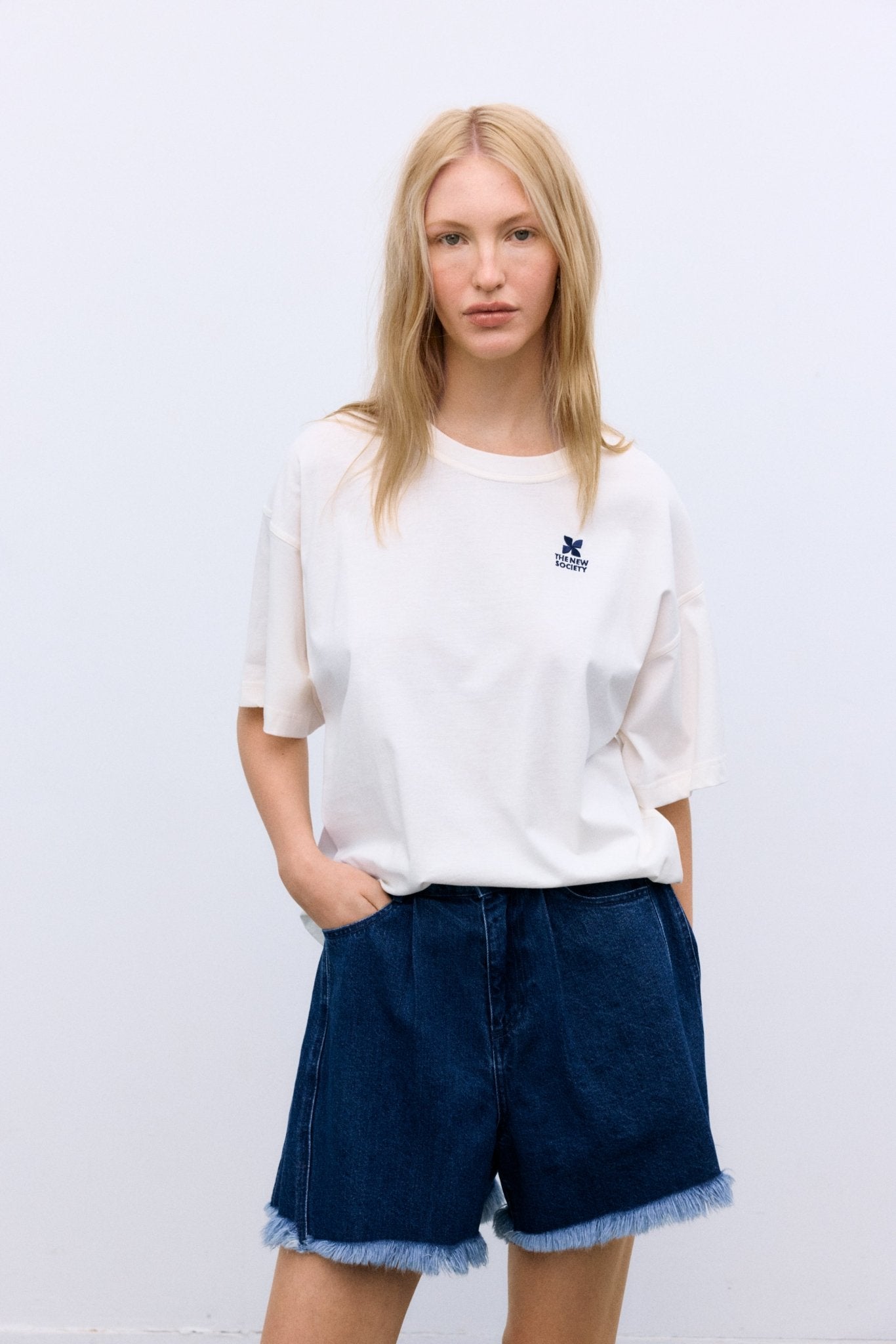 Camiseta de algodón lavado suave con una sensación cómoda y relajada, con cuello redondo acanalado y el logo de nuestra marca en un estampado en contraste en la parte delantera.