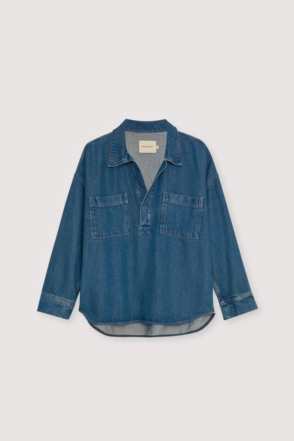 Unser meistverkauftes Hemd, jetzt aus einem weichen blauen Denim-Tencel-Stoff, entworfen mit einer übergroßen Passform für einen entspannten, mühelosen Look