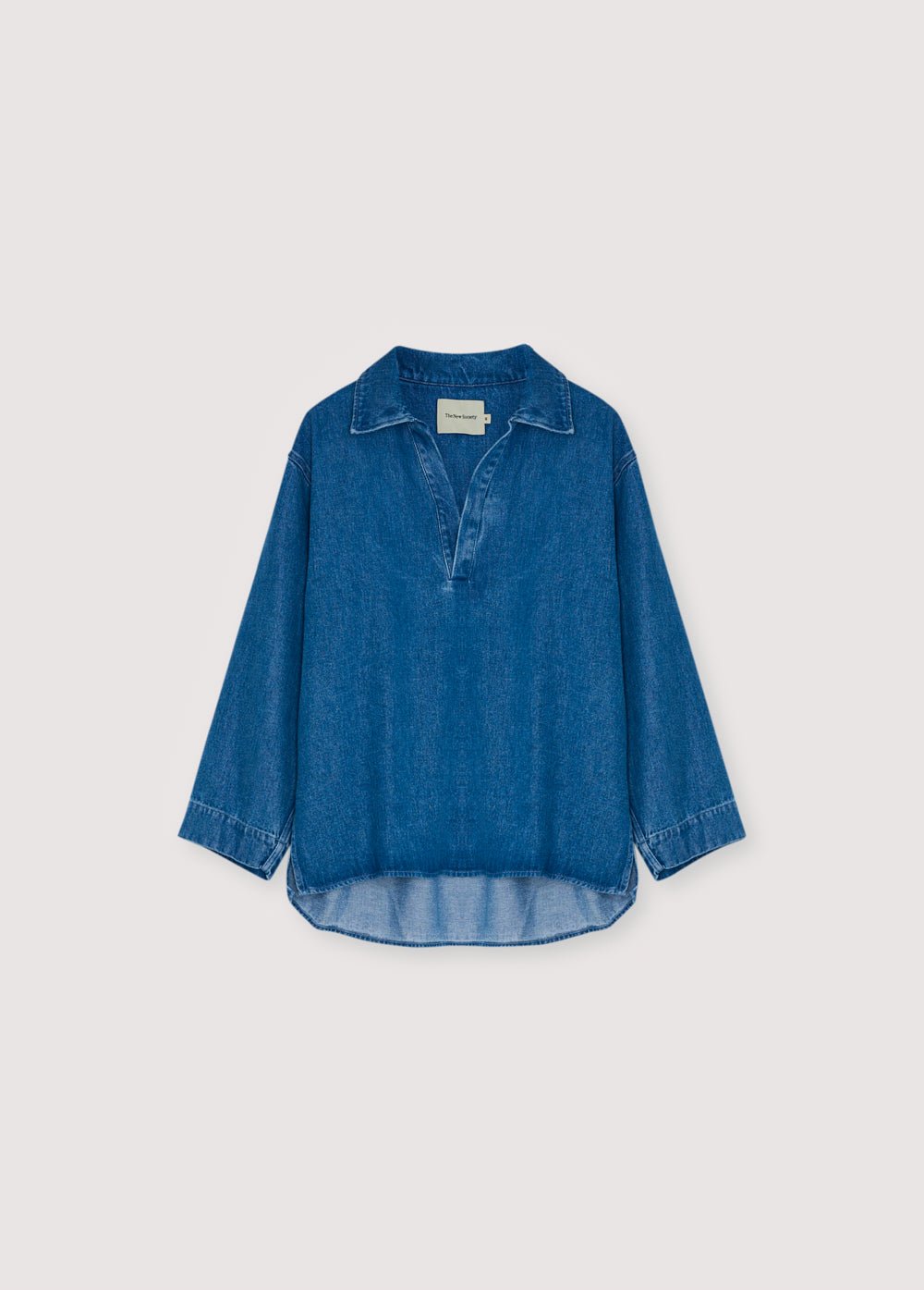 Crafted from 100% Tencel for a soft, lightweight feel, this polo-style shirt features an oversized fit and a front opening with hidden buttons.