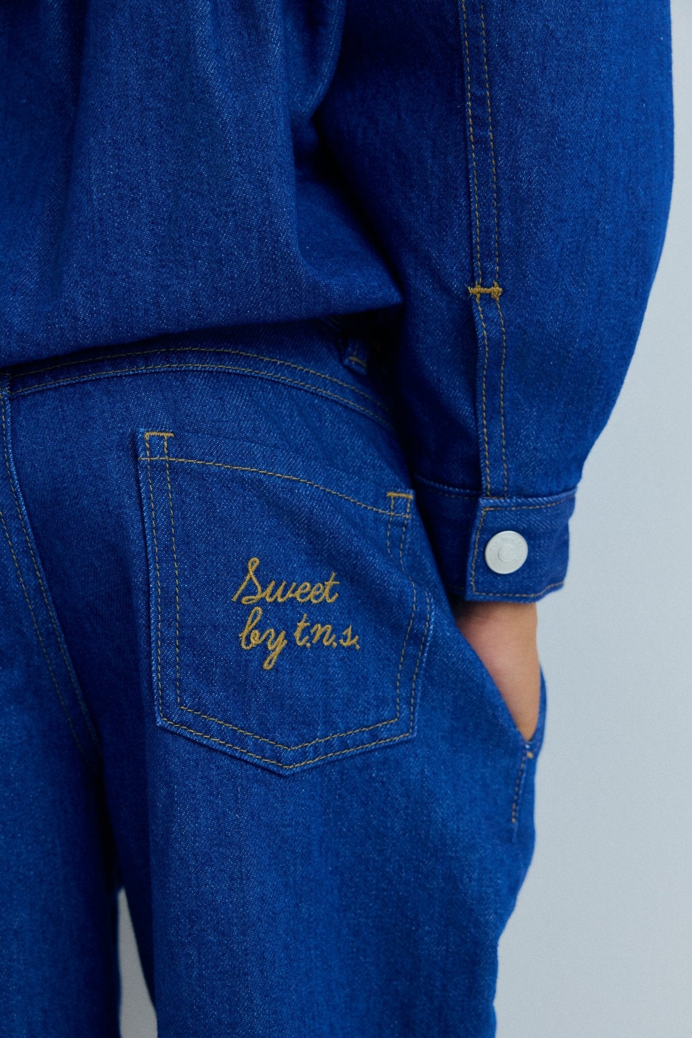 Jeanshose mit weitem Bein und Falten vorne, die die entspannte Silhouette betonen. 