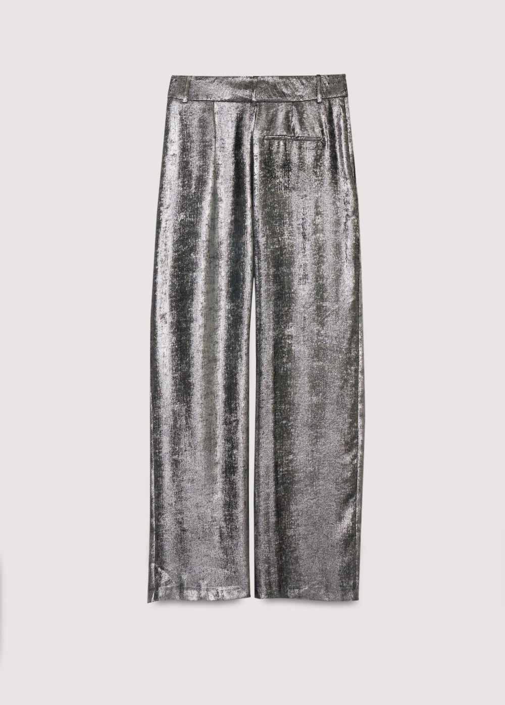 Pantalón recto en tejido brillo plateado con detalle de pliegues delanteros, bolsillos y cinturilla cruzada con botón oculto.