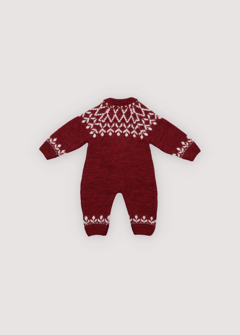Une barboteuse tricotée confortable dans une couleur prune festive, avec un charmant motif blanc sur la poitrine, les manches et les chevilles. Doux, chaud et légèrement extensible, il assure un confort aux tout-petits toute la journée. Conçu avec une fermeture boutonnée sur le devant et une coupe décontractée, il est parfait pour un habillage facile et des mouvements sans soucis. Idéal pour les réunions de vacances ou pour capturer des souvenirs saisonniers avec style.