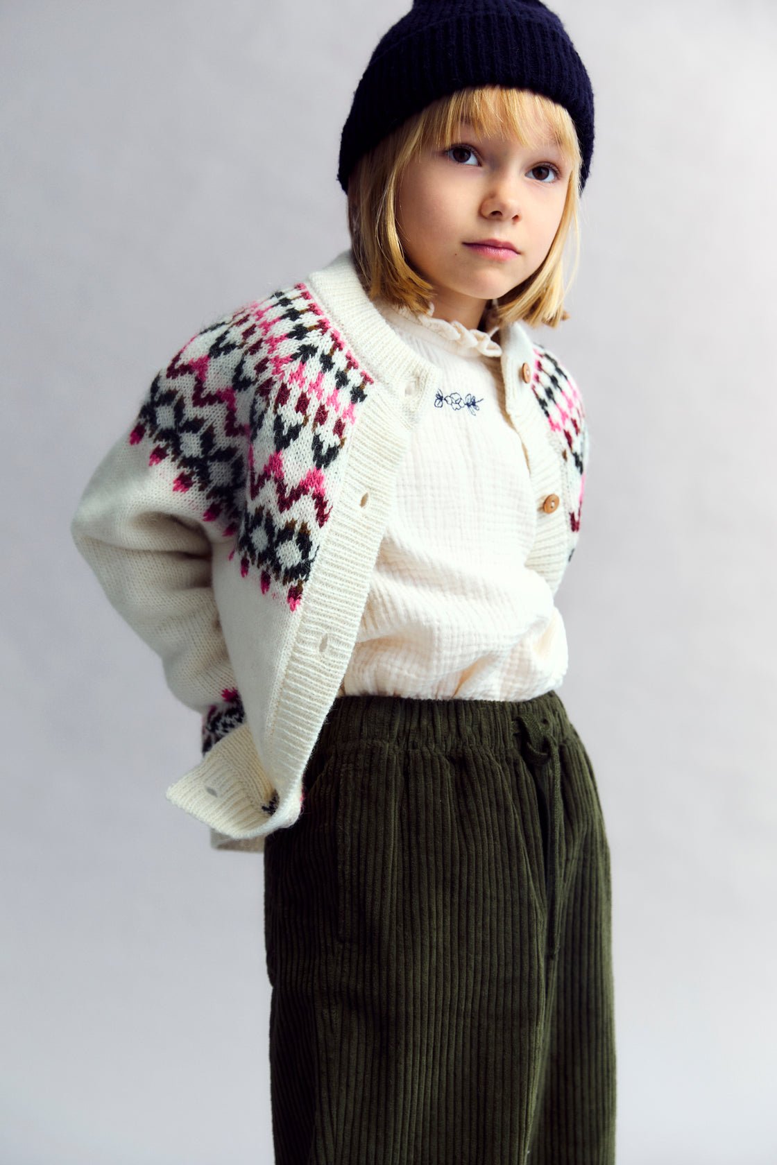 Strickjacke aus einer luxuriösen Alpaka-Wollmischung mit einer Öffnung vorne mit Holzknöpfen und einem wunderschönen floralen Jacquard-Design vorne, hinten und an den Ärmeln.