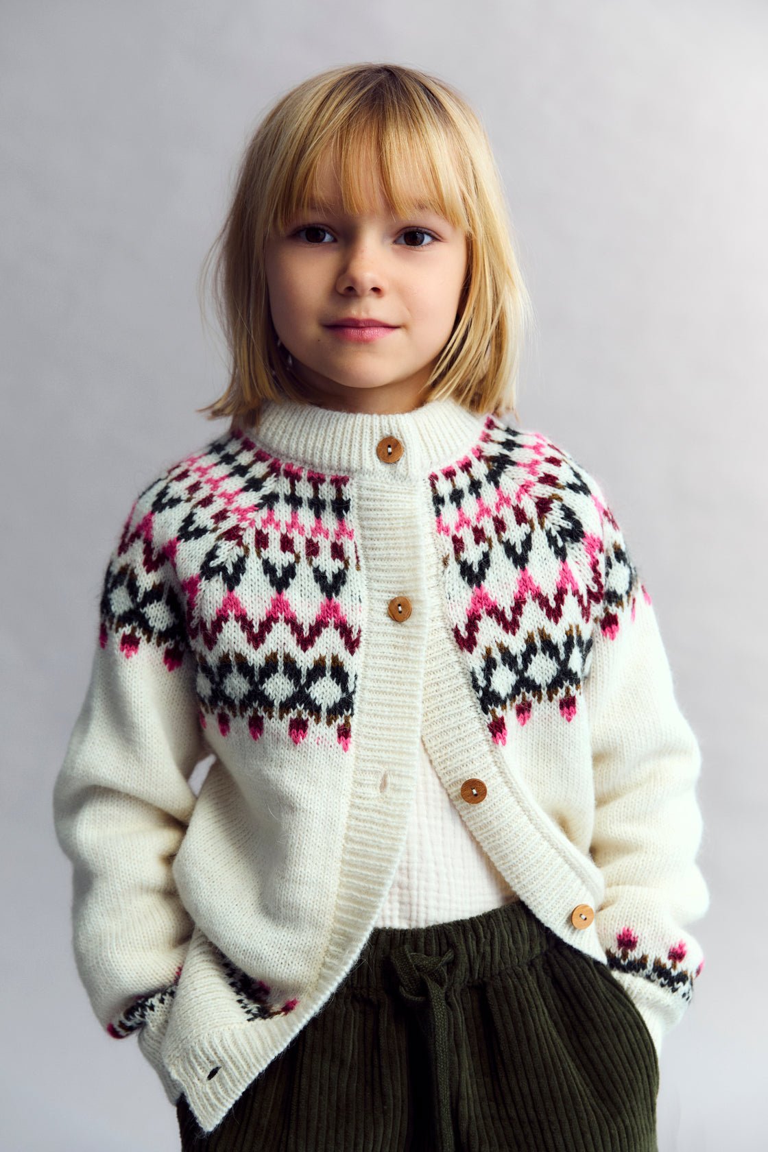 Strickjacke aus einer luxuriösen Alpaka-Wollmischung mit einer Öffnung vorne mit Holzknöpfen und einem wunderschönen floralen Jacquard-Design vorne, hinten und an den Ärmeln.
