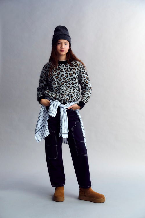 
El pantalón Yaiza es un modelo nuevo y original, con un corte más amplio, detalles de pespuntes en contraste y un exclusivo bordado TNS en el bolsillo trasero. También incluye cinturilla interior ajustable con elástico.