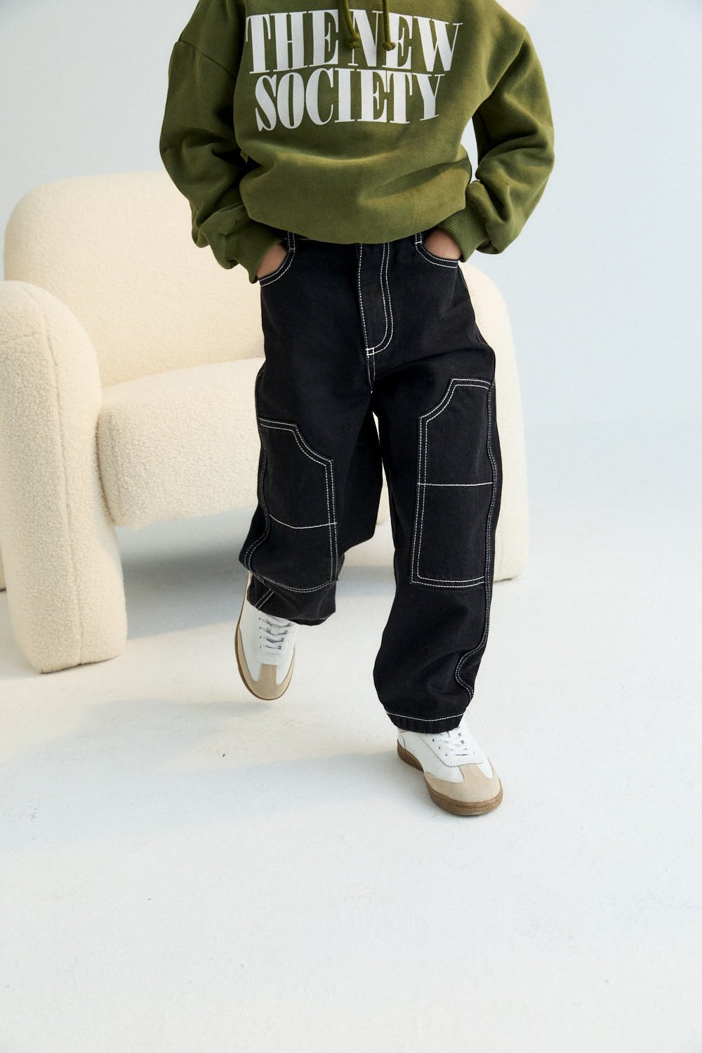 El pantalón Yaiza es un modelo nuevo y original, con un corte más amplio, detalles de pespuntes en contraste y un exclusivo bordado TNS en el bolsillo trasero. También incluye cinturilla interior ajustable con elástico.